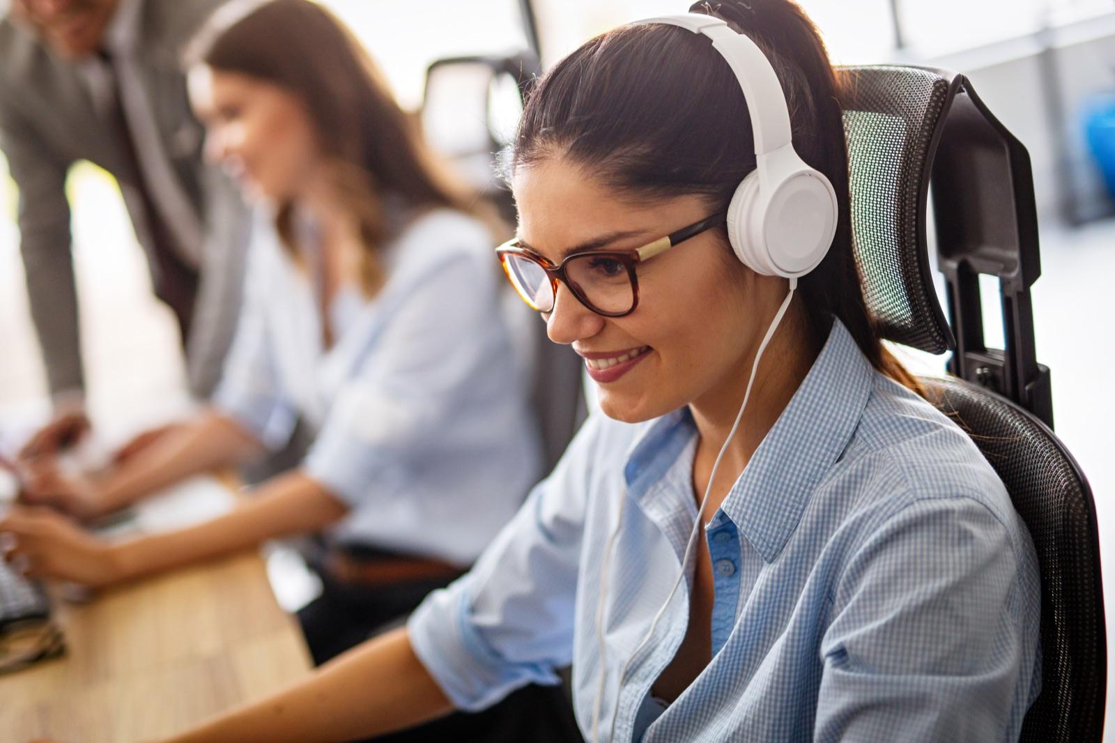 Profesional de atención comercial comunicándose con clientes