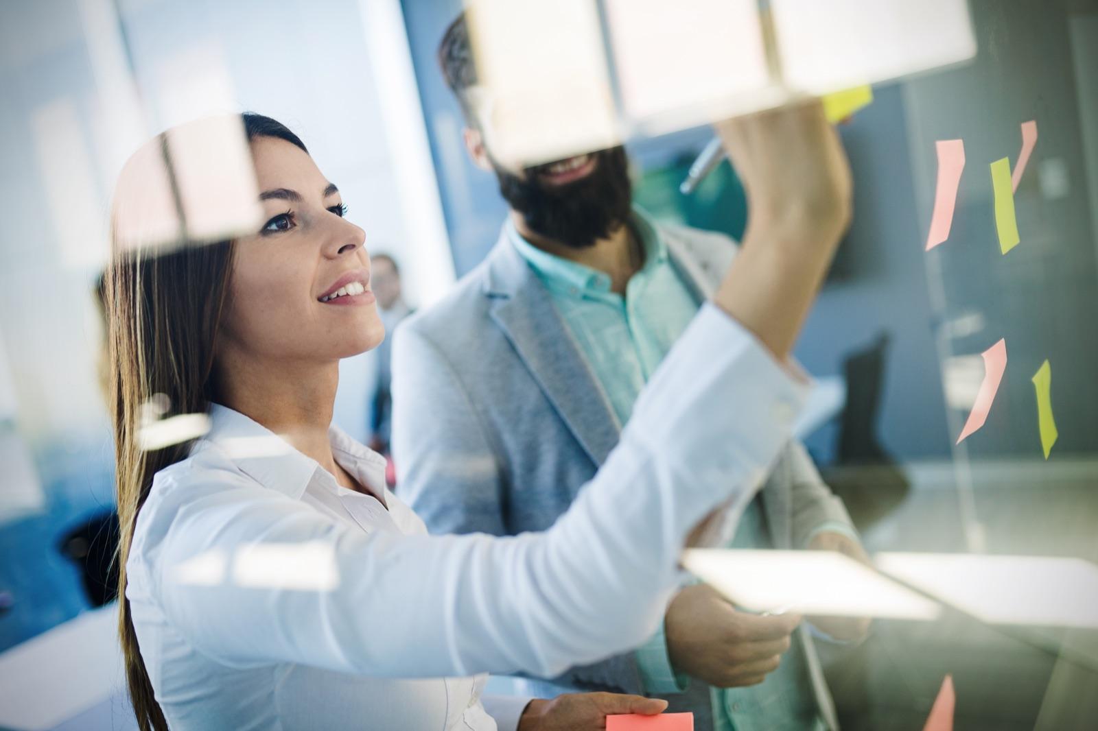 Equipo empresarial colaborando durante una asesoría