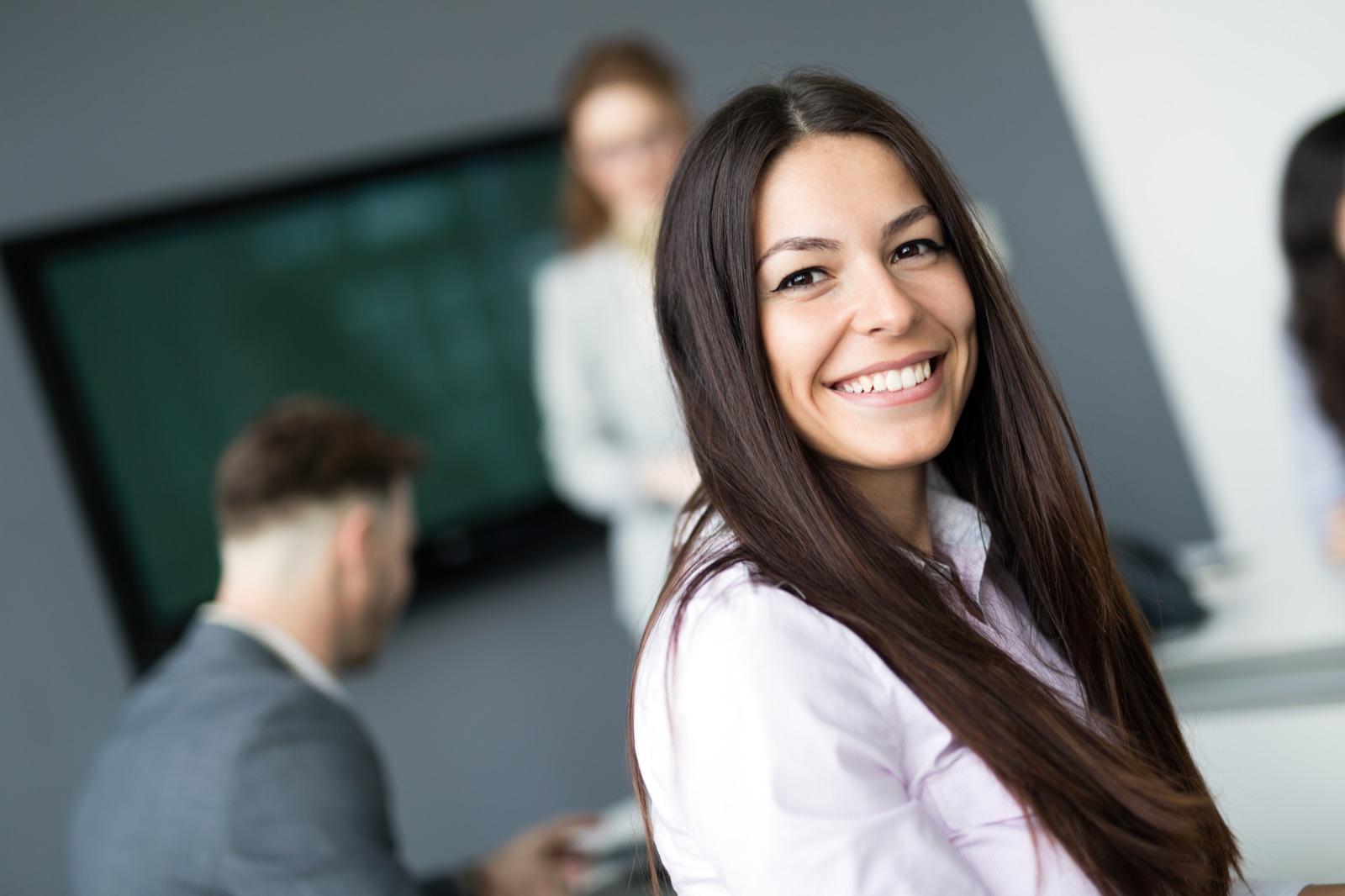 Profesional facilitando una capacitación empresarial