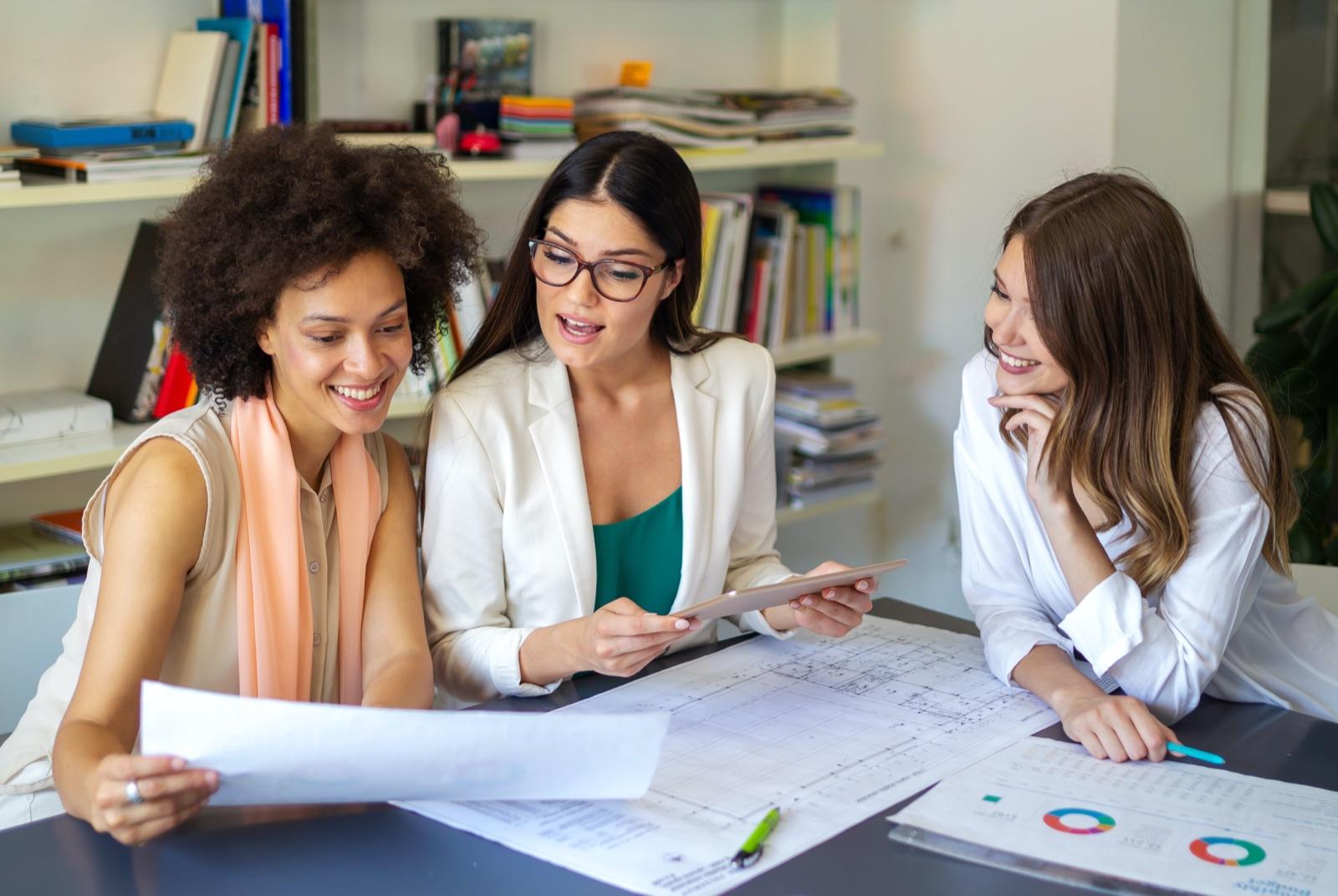 Profesionales analizando un proyecto en una reunión de trabajo
