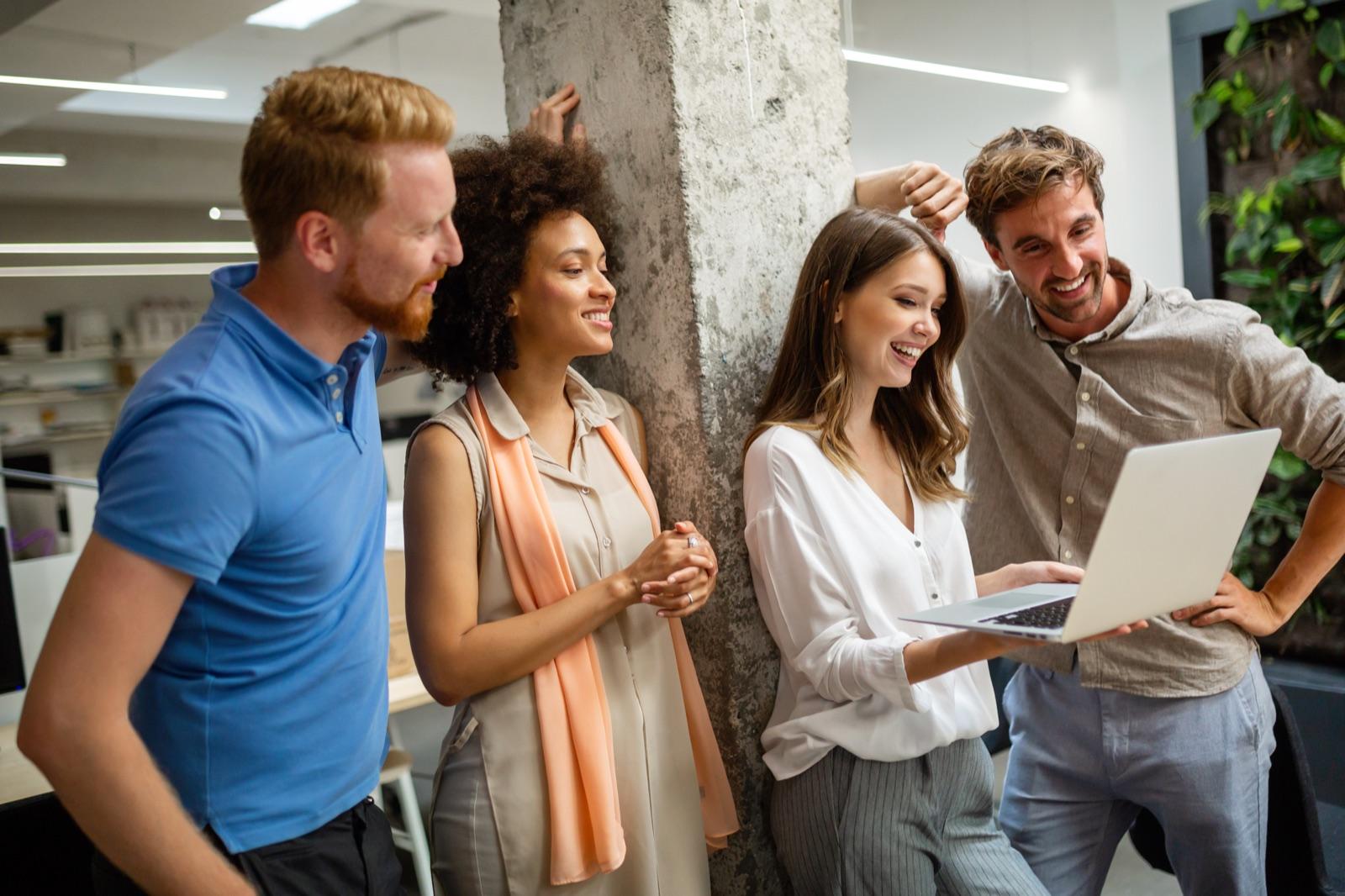 Equipo digital colaborando en una estrategia de comunicación