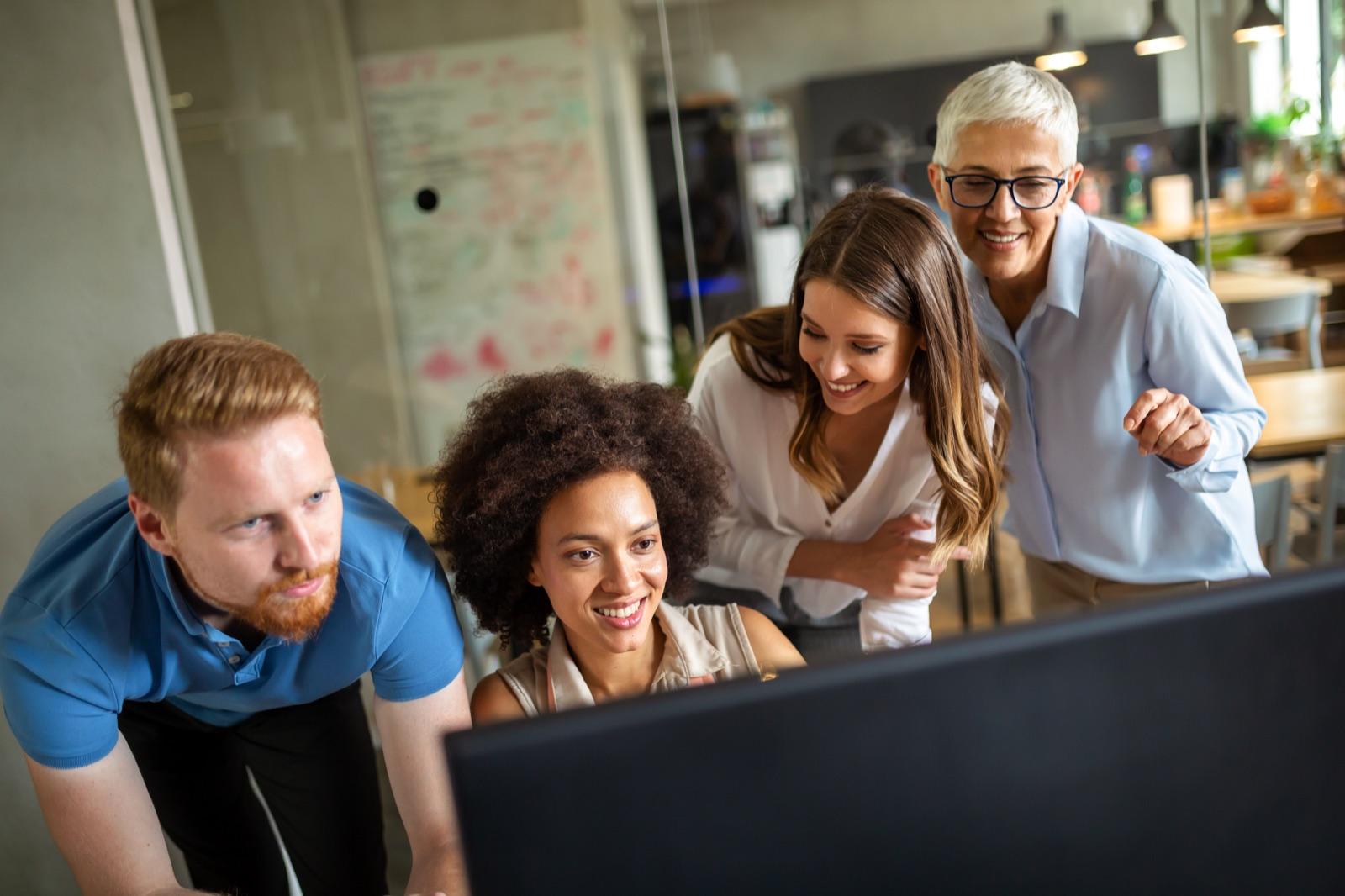 Equipo definiendo un plan de comunicaciones corporativas
