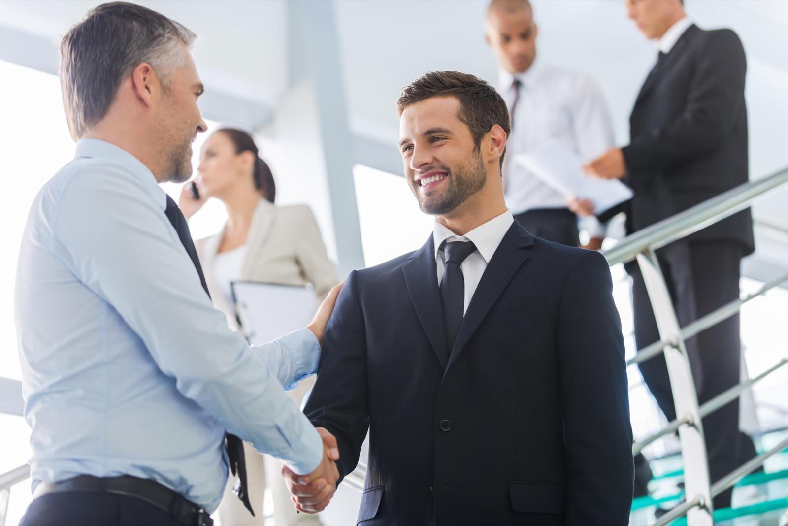 Profesionales fortaleciendo relaciones públicas empresariales